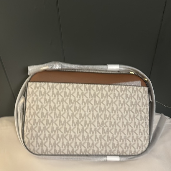 Jet Set Large Logo Crossbody Bag - Picture 2 of 3